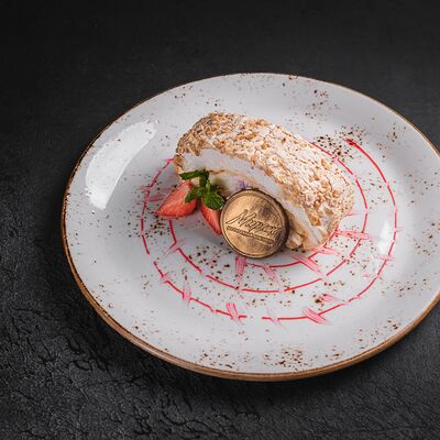 Меренговый рулет с ягодой в Мираж по цене 190 ₽