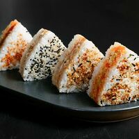 Онигири с тунцом в Wok café