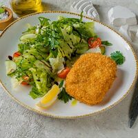 Моцарелла фритта с легким салатом и малиновым бальзамиком в PizzAmore