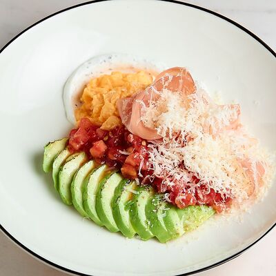 Скрембл с прошутто крудо, помидором и сырно-трюфельным соусом в Лицей по цене 890 ₽