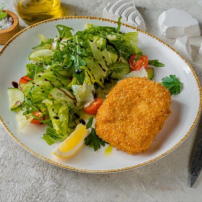 Моцарелла фритта с легким салатом и малиновым бальзамиком в PizzAmore по цене 800 ₽