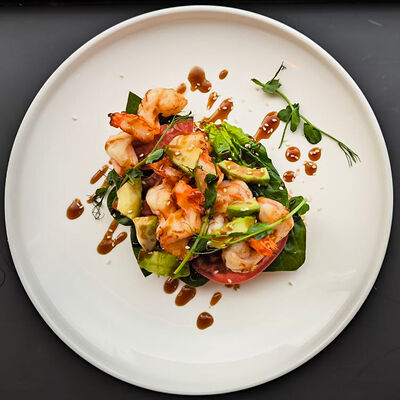 Брускетта на томатном тартине с креветками, крем-чизом, томатами и соусом терияки в Панеттоле по цене 545 ₽