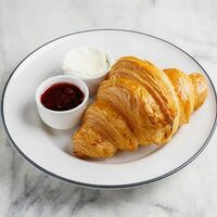Круассан, масло, джем в KUZNYA Cafe