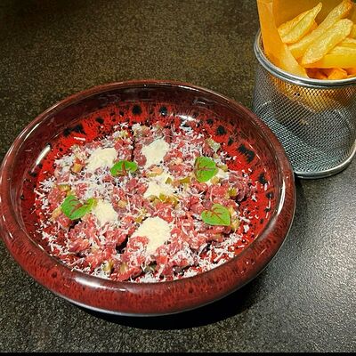 Тар тар из говяжьей вырезки с трюфельным айоли и картошкой фри в Фабрика по цене 720 ₽