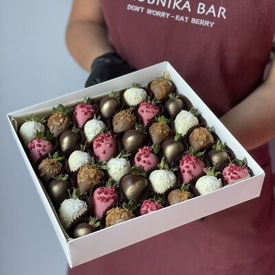 Клубника в шоколаде Конфетти в Klubnika Bar по цене 2799