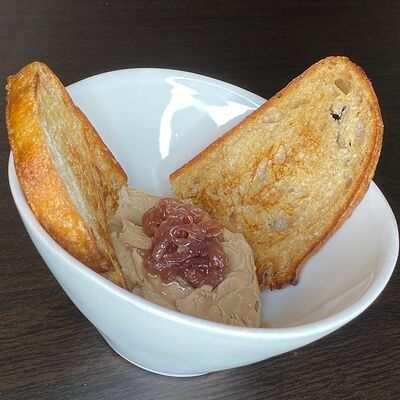 Нежный паштет из куриной печени с поджаренным хлебом в Профиль Cafe по цене 990 ₽