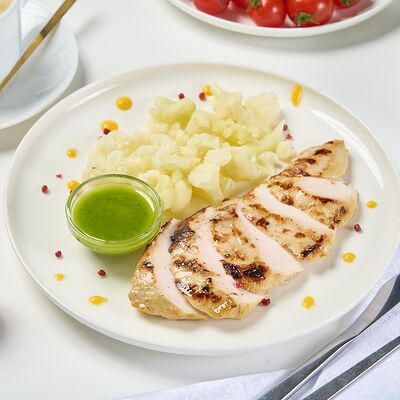 Куриное филе с соусом песто и цветной капустой в Prosto кофе & кухня по цене 650 ₽