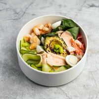 Зеленый салат с креветками и крабом в Only