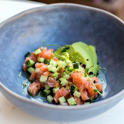 Тартар из лосося в Джульетта по цене 490 ₽