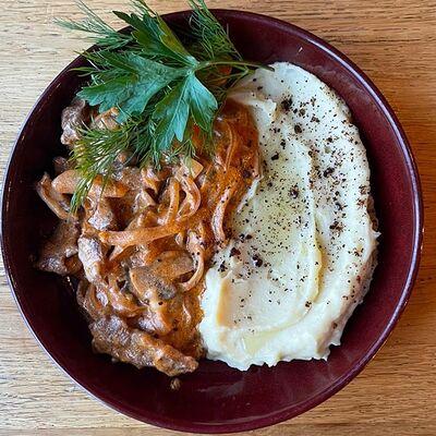 Бефстроганов с картофельным пюре в Sofa&par по цене 550 ₽