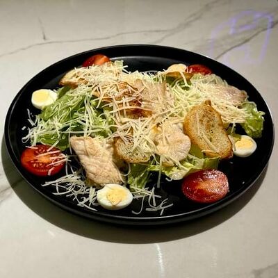 Цезарь с курицей в Kaif Lounge по цене 600 ₽