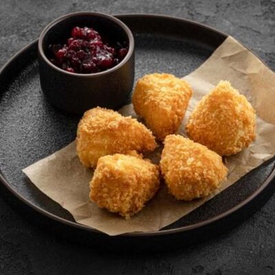 Жареный сыр бри с брусничным соусом в Вода & Еда по цене 975 ₽