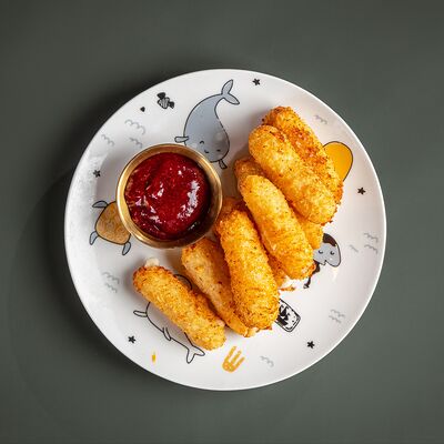 Сырные палочки из моцареллы с брусничным соусомв Green Pub по цене 690 ₽