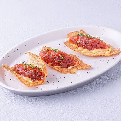 Тартар из тунца и чипсы из киноа в Мечтатели по цене 575 ₽