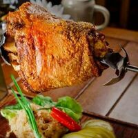Печеное колено по-плзеньски в Гвоздь
