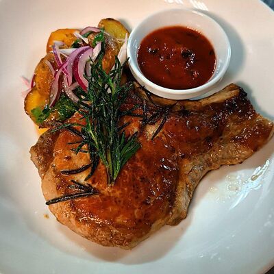 Свиная корейка с розмарином и молодым картофелем в Эй, Джованни! по цене 695 ₽