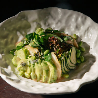 Зеленый салат с пряной грушей и соусом юдзу-мед в Asian Hands по цене 888 ₽