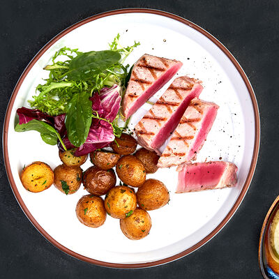 Стейк из тунца с мини-картофелем в Mojo по цене 740