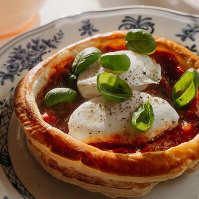 Шакшука Алла Наполетана в слоеном тесте в Salone pasta & bar по цене 1150 ₽