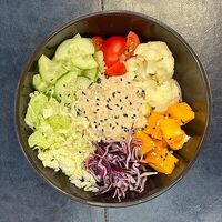 Поке из овощей и киноа в Red Machine