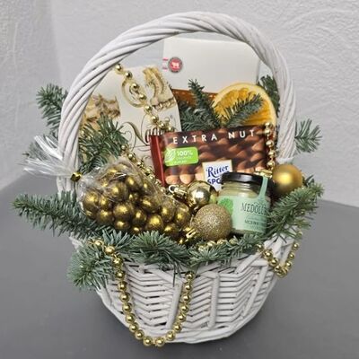 Новогодняя корзинка с чаем в Buketonline - Съедобные букеты и клубника в шоколаде по цене 4950 ₽