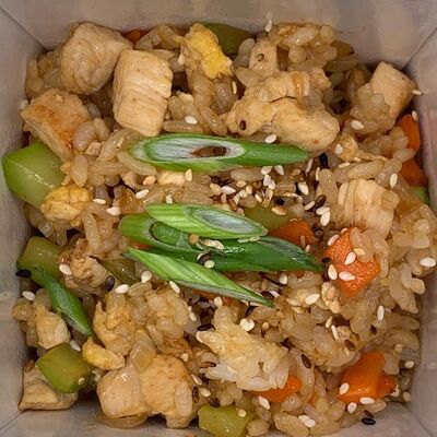 Рис с курицейв Hiro суши-бар по цене 550 ₽