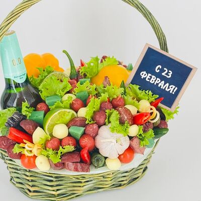 Халяль букет в корзинке с 23 февраля с безалкогольным пивомв Дарите красиво по цене 7699 ₽