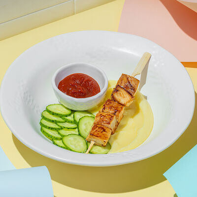 Куриный шашлычек с картофельным пюре и кетчупом в Изикофе по цене 415 ₽