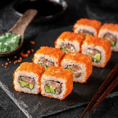 Ролл Калифорния с лососем в СушиСтор по цене 295