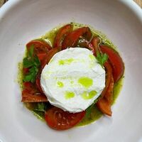 Томаты с мягким сыром и соусом из трав в Cavina