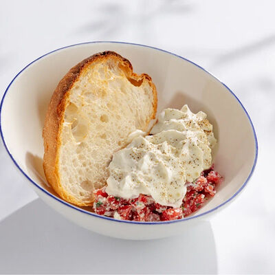 Тартар из говядины с муссом из голубого сыра и чиабаттой в Vinch по цене 840 ₽