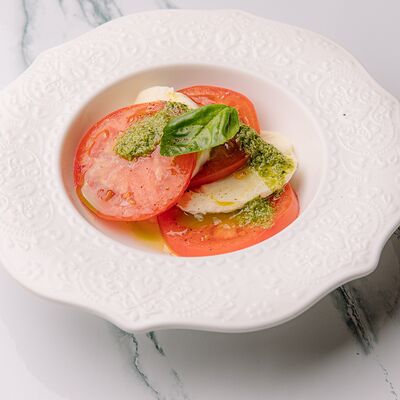 Капрезе с моцареллой в Zest Coffee & Wine по цене 390 ₽