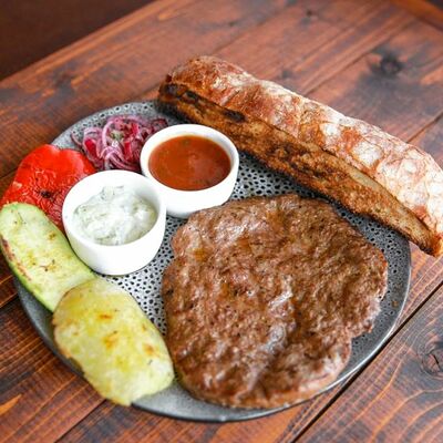 Бифштекс из говядины Плескавица в Каравелла по цене 720 ₽