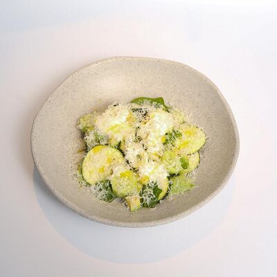 Зеленый салат со страчателлой в Beyond по цене 860 ₽