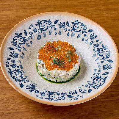 Оливье с аргентинской креветкой и красной икрой в Клёво по цене 950 ₽