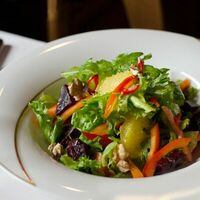 Зеленый салат с апельсинами, свеклой и маринованными грецкими орехами в Абрикосовъ