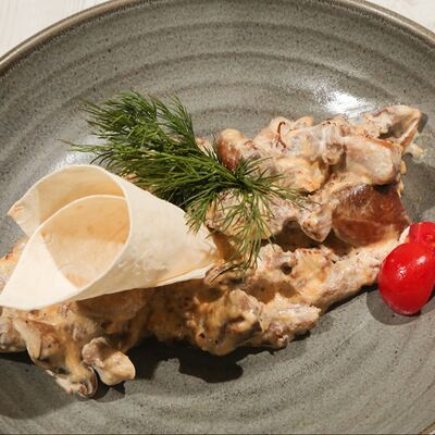 Баранья мякоть с грибами в сливочном соусев Троя по цене 820 ₽