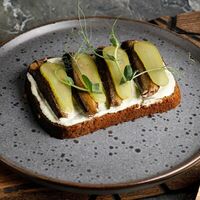 Бутерброд со шпротами в ПельMan