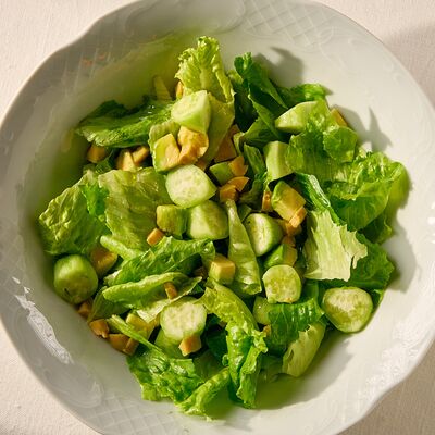 Зеленый салат с авокадо и оливкамив Salone pasta & bar по цене 750 ₽