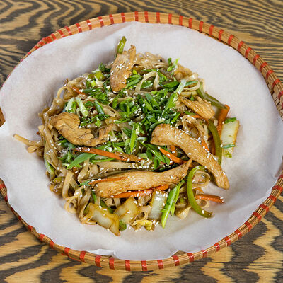 Лапша рисовая с курицей в Starwok по цене 460