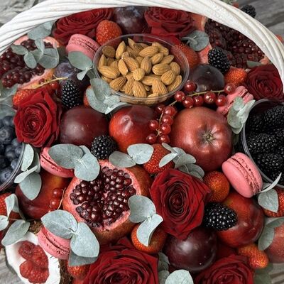 Корзина с розами и фруктами в Buketonline - Съедобные букеты и клубника в шоколаде по цене 18425 ₽