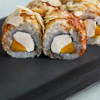 Сливочный ролл с угрем и манго в Терраса