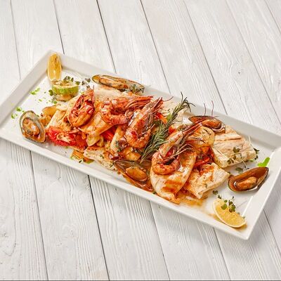 Ассорти из морепродуктов в Пармезан по цене 2095 ₽