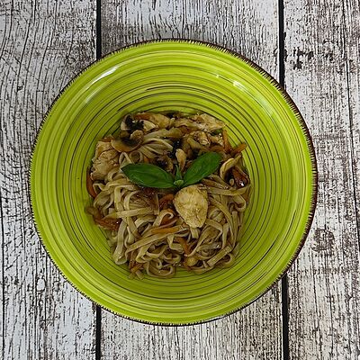 Японская лапша удон с курицей в Луна Рыба по цене 255 ₽