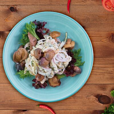 Салат из белой фасоли в Деда хинкали по цене 810 ₽