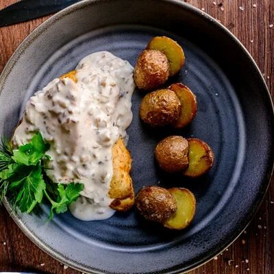 Стейк из индейки в нежно-сливочном соусе и картофелем в Urban по цене 550 ₽