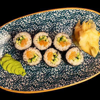 Маки ролл с лососем и огурцом в Ultramen.jp по цене 290 ₽