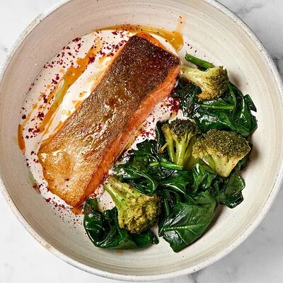 Стейк лосося с брокколи и шпинатом в Mikemolly по цене 1150 ₽