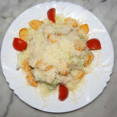 Салат Цезарь в Халяль по цене 500 ₽