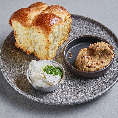 Азиатский хлеб с паштетом и сливочным сыром в Шикари по цене 150